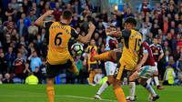 Situasi sebelum Laurent Koscielny mencetak gol penentu kemenangan Arsenal atas Burnley, di Turf Moor, pada laga lanjutan Premier League, Minggu (2/10/2016). (AFP/Lindsey Parnaby). 