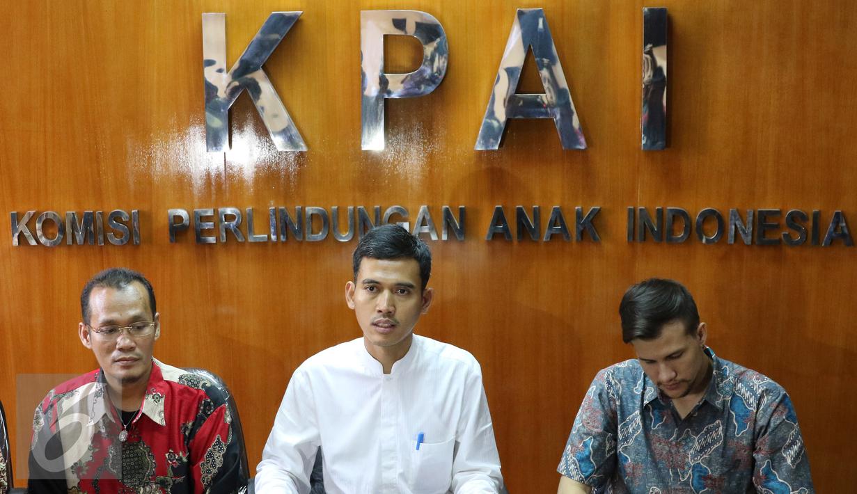 Stuart Collin (kanan) mendatangi kantor KPAI, Jakpus, Jumat, (1/4/2016). Kadatangan Stuart untuk mengadu kepada KPAI karena dihalangi untuk bertemu dengan anaknya. (Liputan6.com/Herman Zakharia)