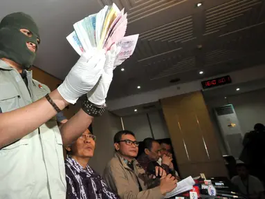 Petugas menunjukkan uang hasil Operasi Tangkap Tangan (OTT) milik anggota DPR RI dari Partai Hanura, Dewie Yasin Limpo di Gedung KPK, Jakarta, Rabu (21/10/2015). (Liputan6.com/Helmi Afandi)
