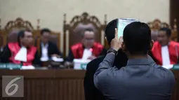 Darmawan Salihin ayah dari almarhum Mirna diambil sumpahnya saat mengikuti persidangan lanjutan Jessica Kumala Wongso dengan agenda pemeriksaan saksi di Pengadilan Negeri Jakarta 	Pusat, Selasa (12/7). (Liputan6.com/Faizal Fanani)