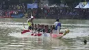 Peserta mengayuh perahu dayung naga selama Festival Danau Sunter di Jakarta, Minggau (25/2). Kegiatan tersebut untuk mengkampanyaken kebersihan dan menjaga lingkungan danau yang berada di Jakarta. (Liputan6.com/Angga Yuniar)