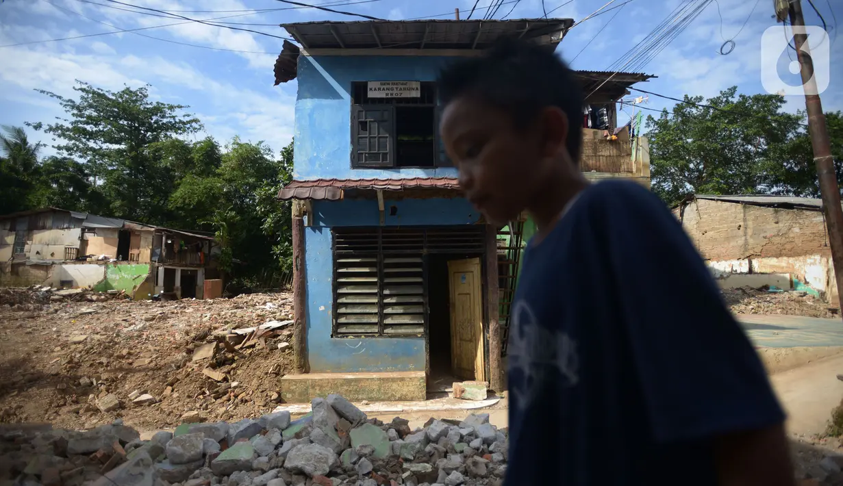 Seorang anak berjalan di bongkaran rumah yang terdampak normalisasi sungai Ciliwung  Rawajati, Jakarta, Rabu (16/11/2022). Pemprov DKI Jakarta kembali melanjutkan normalisasi kali Ciliwung Kelurahan Rawajati menjadi prioritas penanganan banjir pada 2023.  Dengan luas lahan yang dibebaskan sebesar 4.780 meter persegi dengan jumlah 22 kk. (merdeka.com/Imam Buhori)