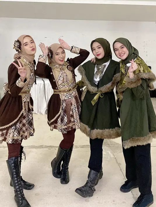 <p>Selain Nabilah Ayu, member lain yang juga menggunakan hijab selama manggung adalah Melody, Bebi JKT48, Dena, dan juga Uty. Mereka tetap terlihat manis dan anggun. (Instagram/nblh.ayu)</p>