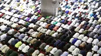 Umat muslim melaksanakan ibadah salat jumat di Masjid Istiqlal, Jakarta, Jumat (15/6). Salat Jumat di Hari Raya Idul Fitri itu diikuti ribuan umat yang memadati ikon mesjid di Ibukota tersebut. (Liputan6.com/Immanuel Antonius)
