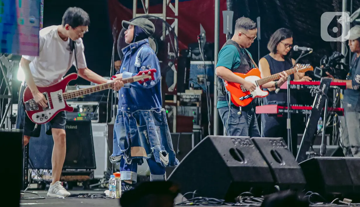 Grup musik Potret tampil pada hari kedua Synchronize Fest 2022 di Gambir Expo Kemayoran, Jakarta, Sabtu (8/10/2022). Setelah dua tahun tertunda karena pandemi Covid-19, Synchronize Fest 2022 akhirnya resmi digelar kembali pada 7 sampai 9 Oktober 2022. (Liputan6.com/Faizal Fanani)