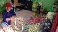 Wagimah membuat tas anyaman plastik yang dibeli David Beckham di rumahnya, Kampung Pancursari, Tembalang, Semarang, Selasa (27/3/2018). (JIBI/Semarangpos.com/Imam Yuda S.)