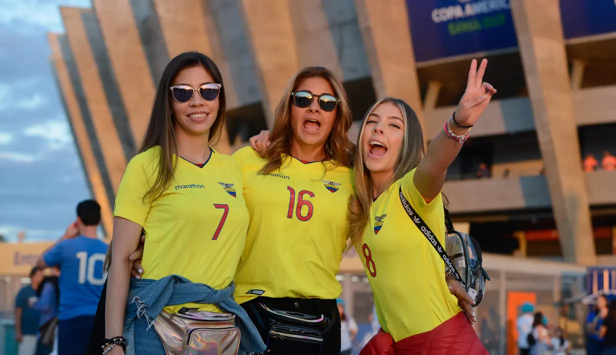 Suporter Ekuador bersorak di luar Stadion Mineirao sebelum pertandingan sepak bola Grup C Copa America antara Uruguay dengan Ekuador di Belo Horizonte, Brasil, Minggu (16/6/2019). (AP Photo/Eugenio Savio)