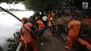Petugas Penanganan Sarana dan Prasarana Umum (PPSU) DKI Jakarta membongkar lapak pedagang di sekitar Danau Sunter, Jakarta Utara, Jumat (19/1). Selain mempercantik, penataan untuk mendukung Festival Danau Sunter Februari 2018. (Liputan6.com/Arya Manggala)