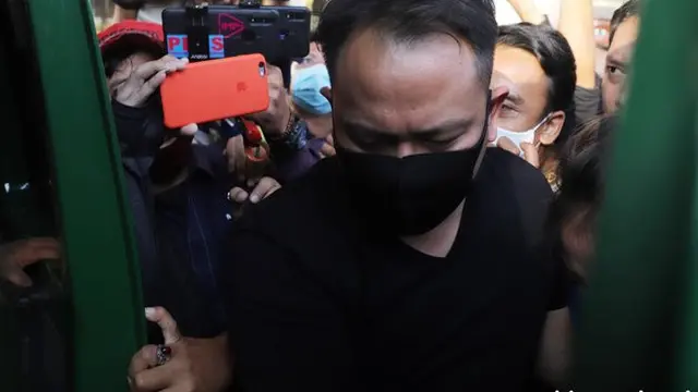 7 Potret Vicky Prasetyo Digiring ke Dalam Mobil Tahanan, Tetap Tegar