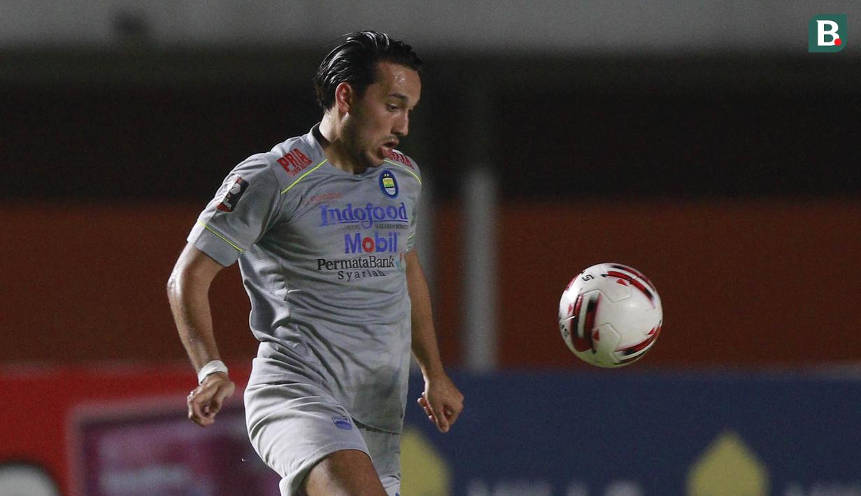 Ezra Walian tampil maksimal di babak kedua kali ini. Dia beberapa kali mengirimkan umpan terukur ke jantung pertahanan Persija Jakarta, namun belum dapat dimaksimalkan oleh penyerang Persib Bandung. (Bola.com/M Iqbal Ichsan)