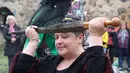 Seorang wanita melakukan ritual sihir di acara Walpurgis Night atau Witches Night di Vilnius, Lithuania, Senin (1/5). Orang-orang yang hadir mengenakan atribut layaknya para penyihir. (AFP PHOTO / Petras Malukas)