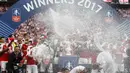 Arsenal keluar sebagai juara Piala FA 2016-2017 usai mengalahkan Chelsea 2-1 di Stadion Wembley, London, Sabtu (27/5). The Gunners pun berdiri soliter sebagai penguasa gelar terbanyak di ajang ini dengan 13 trofi. (AP Photo)