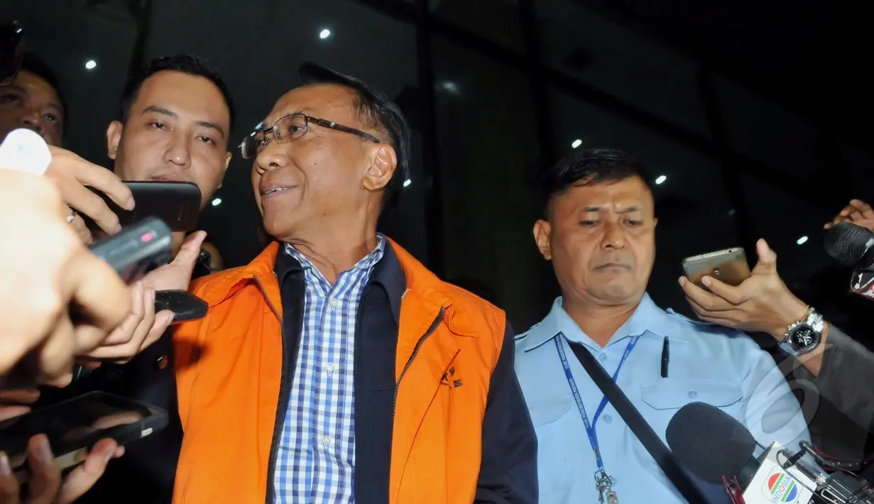 Mantan Menteri Energi dan Sumber Daya Mineral (ESDM) Jero Wacik, memberikan keterangan pers usai menjalani pemeriksaan di gedung KPK, Jakarta, Selasa (5/5/2015). (Liputan6.com/Andrian M Tunay)