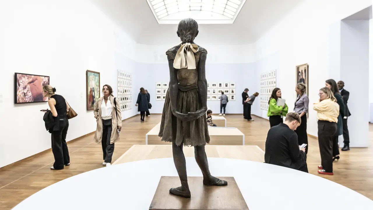 Orang-orang melewati patung Edgar Degas "La petite danseuse de quatorze ans" pada 26 September 2023 di Amsterdam saat menonton di Rijksmuseum, tempat lebih dari sembilan puluh karya seni dari koleksi Museum Boijmans Van Beuningen di Rotterdam dipa