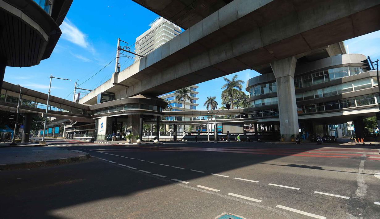 Arus lalu lintas mengalir tanpa hambatan berarti, bahkan di titik-titik yang selama ini dikenal rawan kepadatan kendaraan. Tampak dalam foto, suasana salah satu ruas jalan di Jakarta, Kamis (19/3/2026) pagi. (Kapanlagi.com/Budy Santoso)