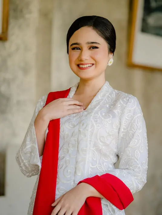 Model rambut yang disanggul sederahana pun semakin membuat Tissa Biani menawan. Enggak hanya itu, penampilan pemeran KKN di Desa Penari itu semakin lengkap dengan beberapa perhiasan tamabahan. (Instagram/tissabiani)