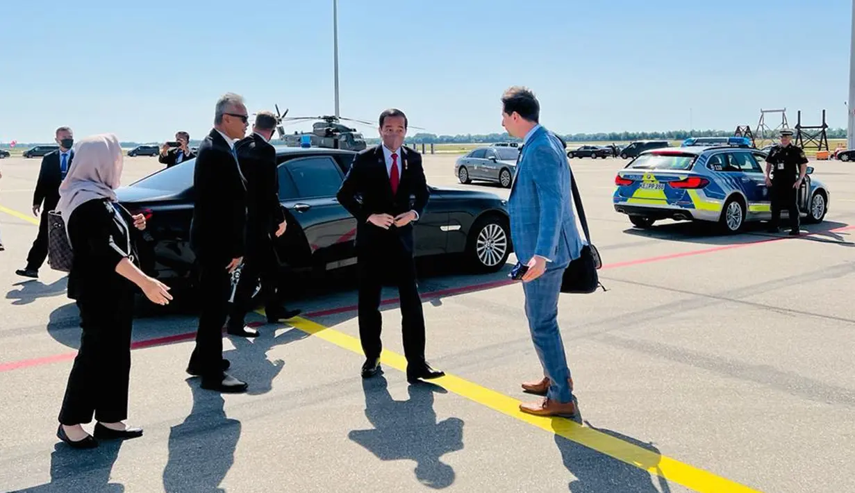 Presiden Joko Widodo atau Jokowi bersiap naik helikopter menuju lokasi KTT G7 dari Munich, Jerman, 27 Juni 2022. Setelah seluruh rangkaian KTT G7 selesai, Jokowi kemudian akan kembali ke Munich dengan menggunakan helikopter yang sama. (Foto: Laily Rachev - Biro Pers Sekretariat Presiden)