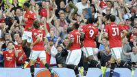 Pemain Manchester United, Marcus Rashford (kiri) mencetak satu gol saat timnya menang atas Leicester City pada lanjutan Premier League di Old Trafford, Manchester, (26/8/2017). MU menang 2-0. (AP/Rui Vieira)