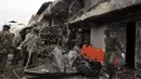 Pesawat jenis Fokker 50 terjatuh dan terbakar usai menabrak sebuah bangunan sekitar perkebunan Utawala di pinggiran Nairobi, Kenya, (2/7/2014). (REUTERS/Thomas Mukoya)