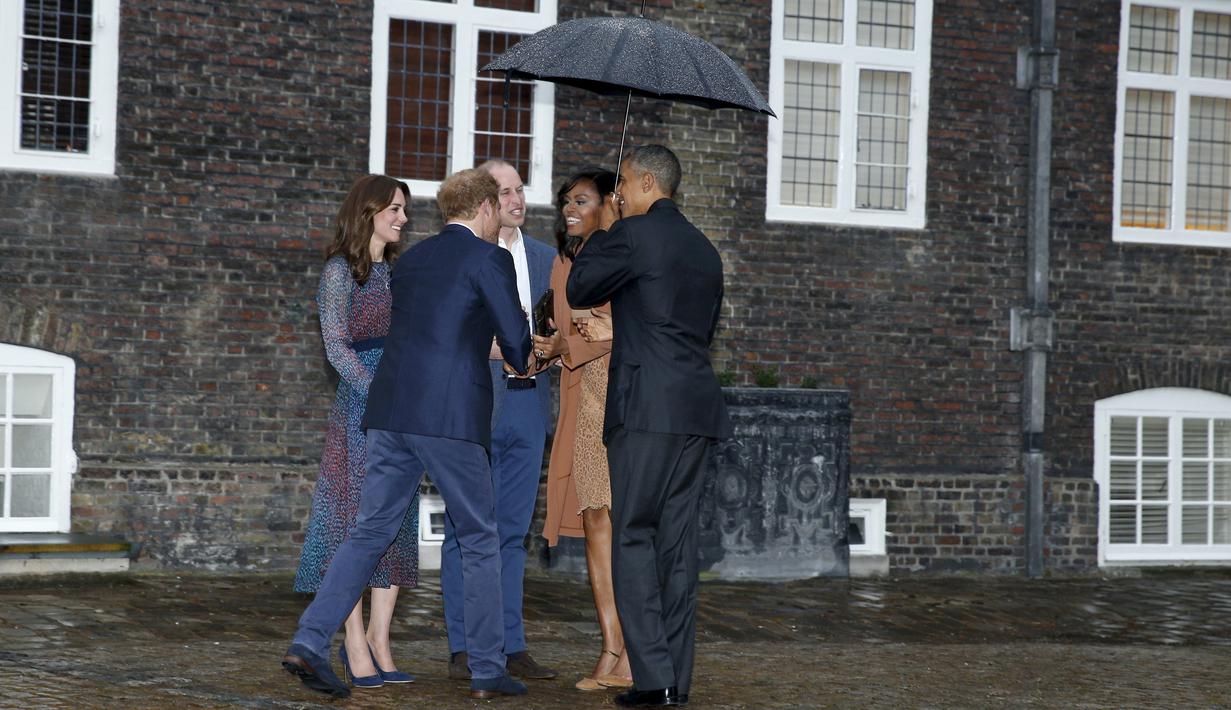 Presiden AS Barack Obama (kanan) dan istri Michelle Obama saat disambut oleh Pangeran William (tengah) beserta istri Kate Middleton dan Pangeran Harry di Kensington Palace, London , Inggris (22/4). (REUTERS / Kevin Lamarque)