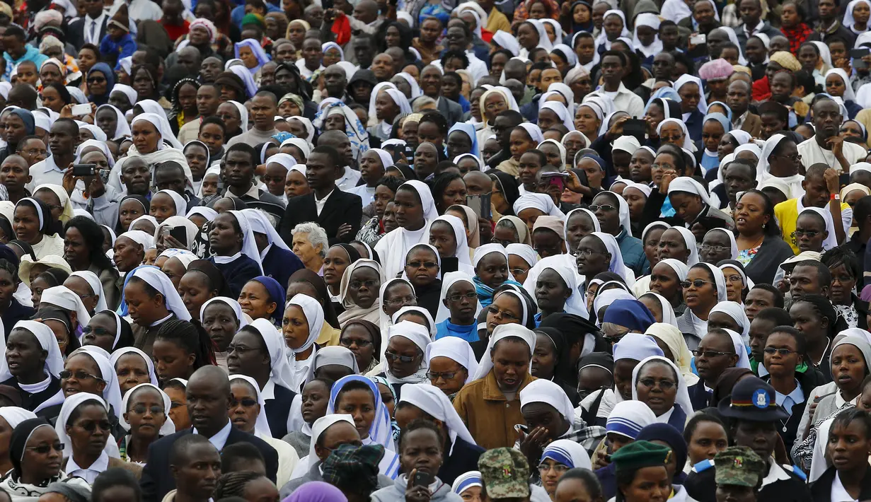 Ribuan orang Kenya menghadiri misa Paus Francis di Nairobi, Kenya,  (26/11).  Dalam agenda kunjungannya Paus juga akan bertemyu pemuka umat Islam di Kenya. (REUTERS/Stefano Rellandini)