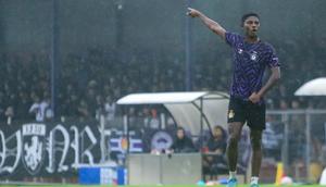 Ratusan Persikmania memberi motivasi dengan menghadiri latihan Hugo Samir dkk. di Stadion Brawijaya. (Bola.com/Gatot Sumitro)