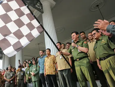 Gubernur DKI Basuki Tjahaja Purnama (Ahok) melepas Bus Juru Pemantau Jentik (Jumantik) di Balaikota Jakarta, Senin (15/6/2015). Bus warna merah ini siap keliling mensosialisasikan penyakit demam berdarah dengue (DBD). (Liputan6.com/Faizal Fanani)