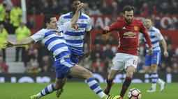 Pemain Manchester United, Juan Mata (kanan) berusaha melewati kawalan pemain Reading, Yann Kermorgant pada laga Piala FA di Old Trafford, (7/1/2017). Setan Merah menang 4-0. (AP/Rui Vieira)