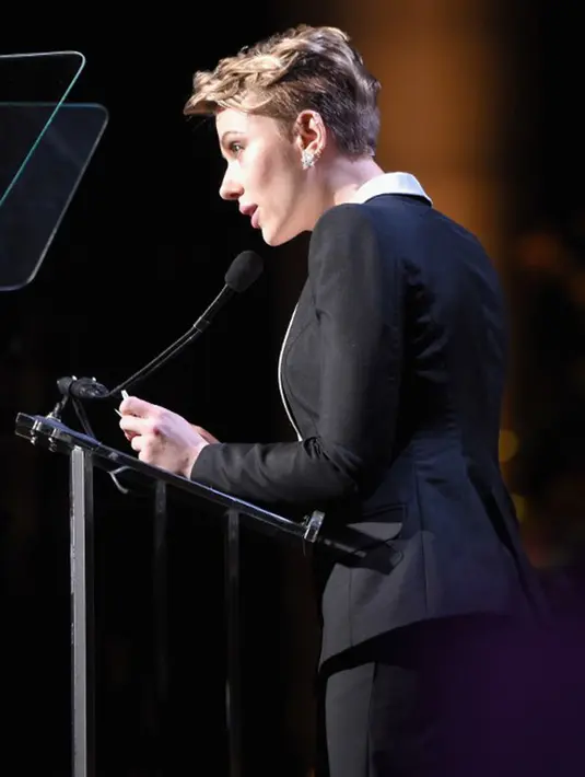 Melansir PEOPLE, acara tersebut menjadi ajang pertama yang dihadiri Johansson setelah berpisah dengan suaminya, Romain. Meskipun begitu, Johansson tetap terlihat tegar dan tampil mempesona. (AFP/Bintang.com)