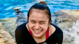 Saat melepas penat dengan bersantai di kolam renang, Melati Daeva tersenyum sangat manis. Ia terlihat tanpa beban dengan tunjukkan senyum lebarnya hingga gigi putihnya terlihat. Senyum manis Melati ini banjir pujian netizen. (Liputan6.com/IG/@melatidaeva)