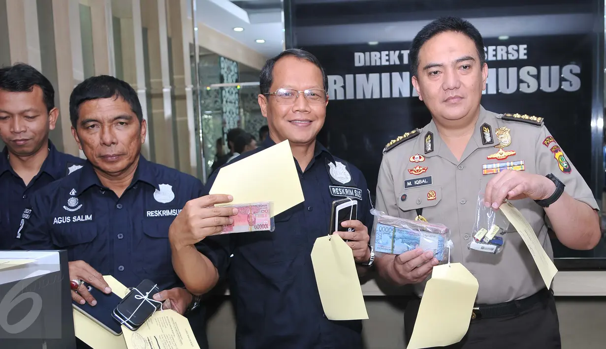 Polda Metro Jaya memperlihatkan barang bukti saat rilis kasus pengemplang pajak, Jakarta, Kamis (17/12/2015). Tersangka mengemplang pajak dari tiga hotel wajib pajak di kawasan Kembangan, Jakarta Barat. (Liputan6.com/Gempur M Surya)