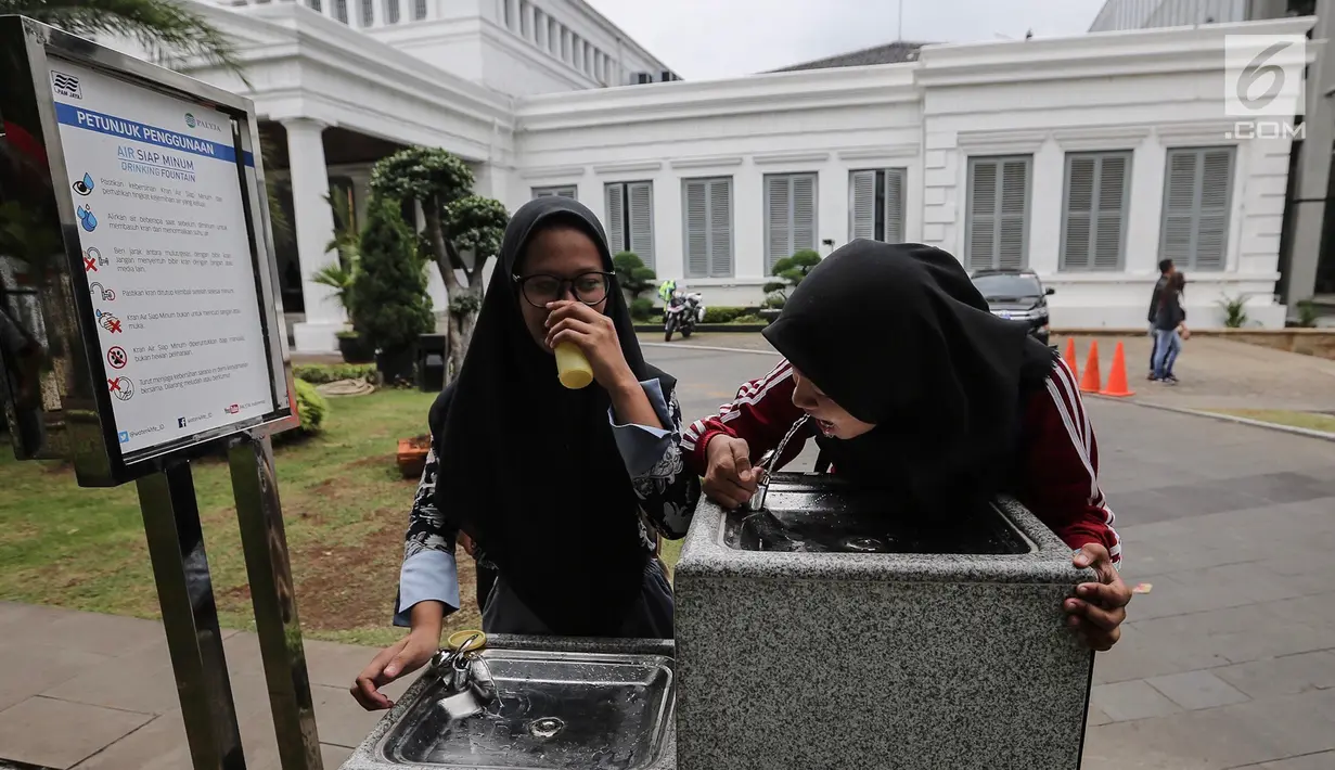 Pengunjung sedang minum di fasilitas air siap minum (Drinking Fountain) di Museum Nasional, Jakarta, Kamis (8/11). Penyediaan drinking fountain ini merupakan program yang dicanangkan sejak awal tahun 2018. (Liputan6.com/Fery Pradolo)