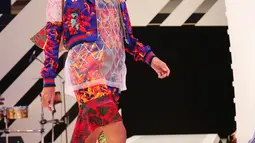 Seorang berjalan membawakan busana koleksi Wonder Anatomie saat penutup Fashion Nation Tenth Edition (FNX) di Senayan City, Jakarta, (23/4).Busana bernuansa ceria, atraktif dengan motif Floral. (Liputan6.com/Angga Yuniar)