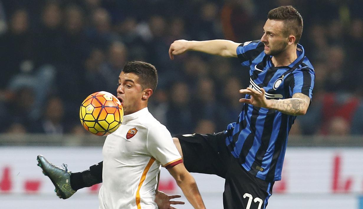 Pemain AS Roma, Iago Falque berusaha melewati pemain Internazionale, Marcelo Brozovic pada laga Serie A di Stadion San Siro, Itali, Sabtu (31/10/2015). (Reuters/Alessandro Garofalo)