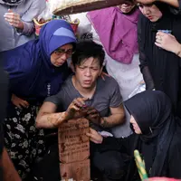 Raut muka kesedihan Ariel sambil memegang nisan Ayahnya. Air mata juga tak mampu dibendung. (Adrian Putra/Bintang.com)