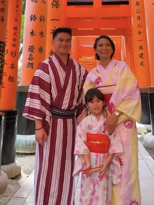 <p>Berkunjung ke Jepang tak lengkap jika tidak mencoba baju kimono, seperti keluarga Acha yang kompak mengenakan kimono. (@septriasaacha)</p>