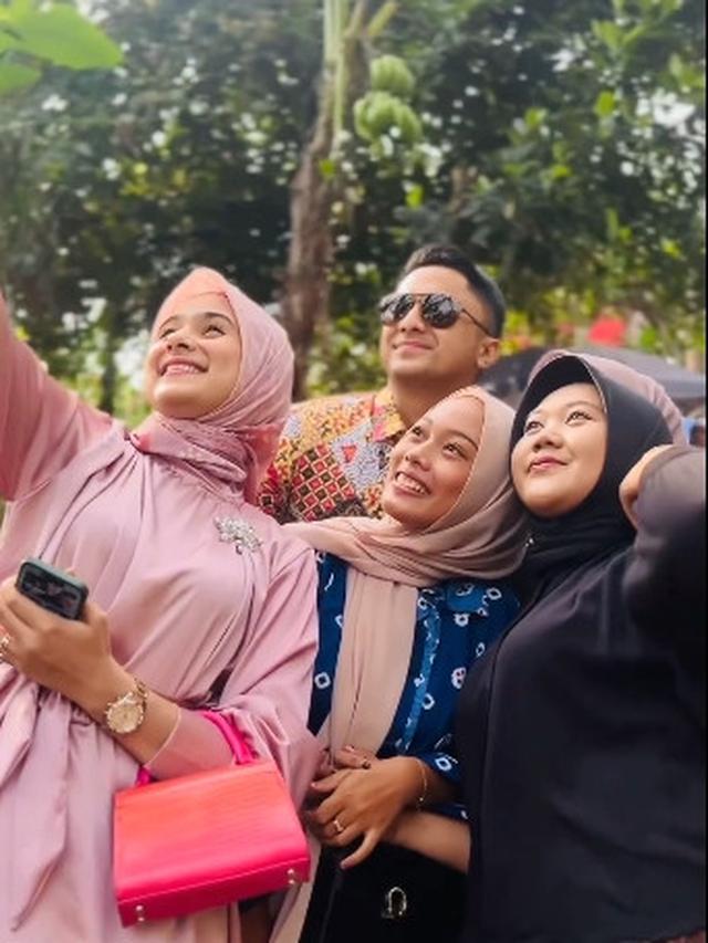 7 Momen Hengky Kurniawan Hadiri Pernikahan Warga, Seru Naik Motor di Jalan Persawahan