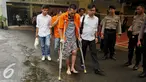 Tersangka dihadirkan dalam rilis tindak kejahatan di Polda Meto Jaya, Jakarta, Senin (15/8). Kasus yang dirilis diantaranya tindak pencurian dengan kekerasan dan tindak pidana tanpa hak membawa senjata api. (Liputan6.com/Gempur M Surya)