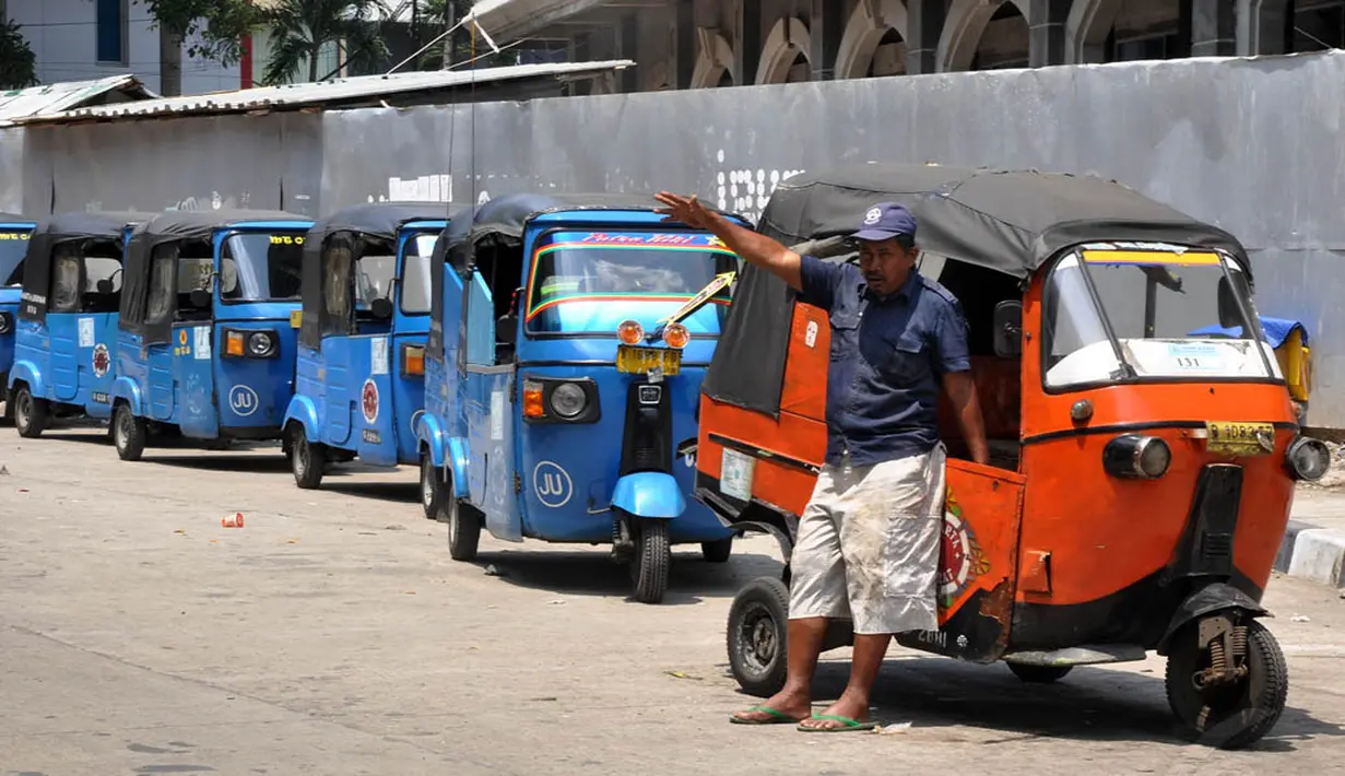 Pengemudi bajaj 2 tak dan BBG saat menunggu antrean untuk mengangkut penumpang di kawasan Stasiun Djuanda Jakarta, (25/10/14). (Liputan6.com/Miftahul Hayat)