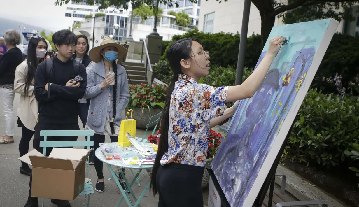 Seorang seniman mengerjakan karyanya dalam lomba lukis Art Masters di Vancouver, British Columbia, Kanada (22/7/2020). Sejumlah seniman ikut serta dalam lomba lukis yang digelar di Vancouver pada Rabu (22/7) tersebut. (Xinhua/Liang Sen)