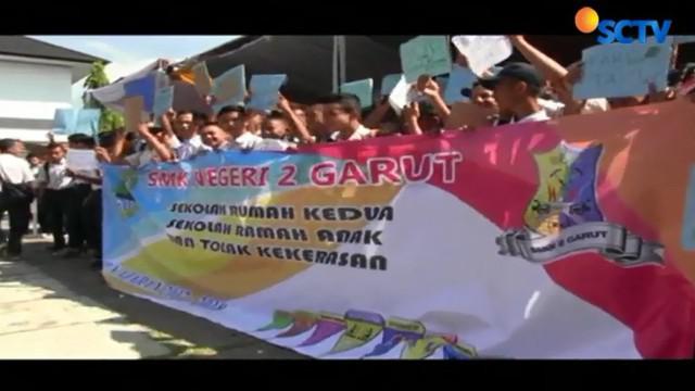 Siswa baru SMK Negeri 2 Garut, Jawa Barat, menggelar aksi keprihatinan atas maraknya aksi bullying di dunia pendidikan.