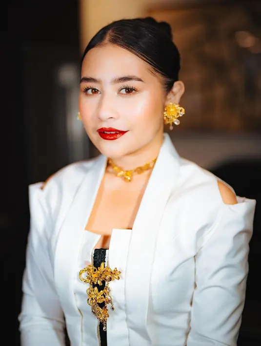 Penampilan super memukau Prilly Latuconsina di red carpet. Rambutnya ditata sleek look, makeup yang clean, dan pulasan lipstik merah. [Foto: Instagram/prillylatuconsina96]