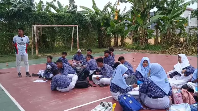 Plafon Kelas di SMPN 60 Surabaya Ambruk