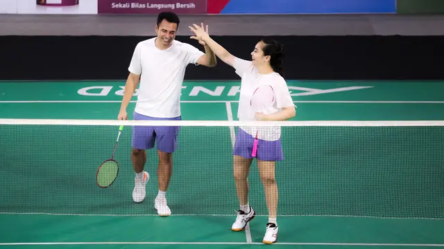 Foto: Aksi Jatuh Bangun Pasangan Raffi Ahmad dan Nagita Slavina saat Laga Bulu Tangkis di Turnamen Olahraga Selebriti Indonesia