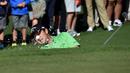 Pegolf AS, Patrick Reed, memukul bola dari dalam bunker dalam putaran 1 turnamen golf The Masters di Augusta National Golf Club, Augusta, Georgia, AS, (7/4/2016). (AFP/Nicholas Kamm)