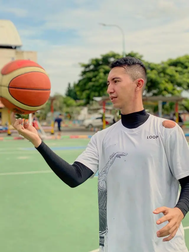 Potret calon suami Ayu Ting ting, Muhammad Fardhana. [Foto: Instagram/derazala]