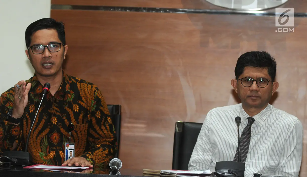 Wakil Ketua KPK Laode Muhammad Syarif (kanan) dan Jubir KPK Febri Diansyah memberi keterangan terkait dugaan TPPU, Jakarta, Jumat (18/5). KPK menetapkan korporasi sebagai tersangka TPPU kasus Bupati Kebumen Mohamad Yahya Fuad.(Merdeka.com/Dwi Narwoko)