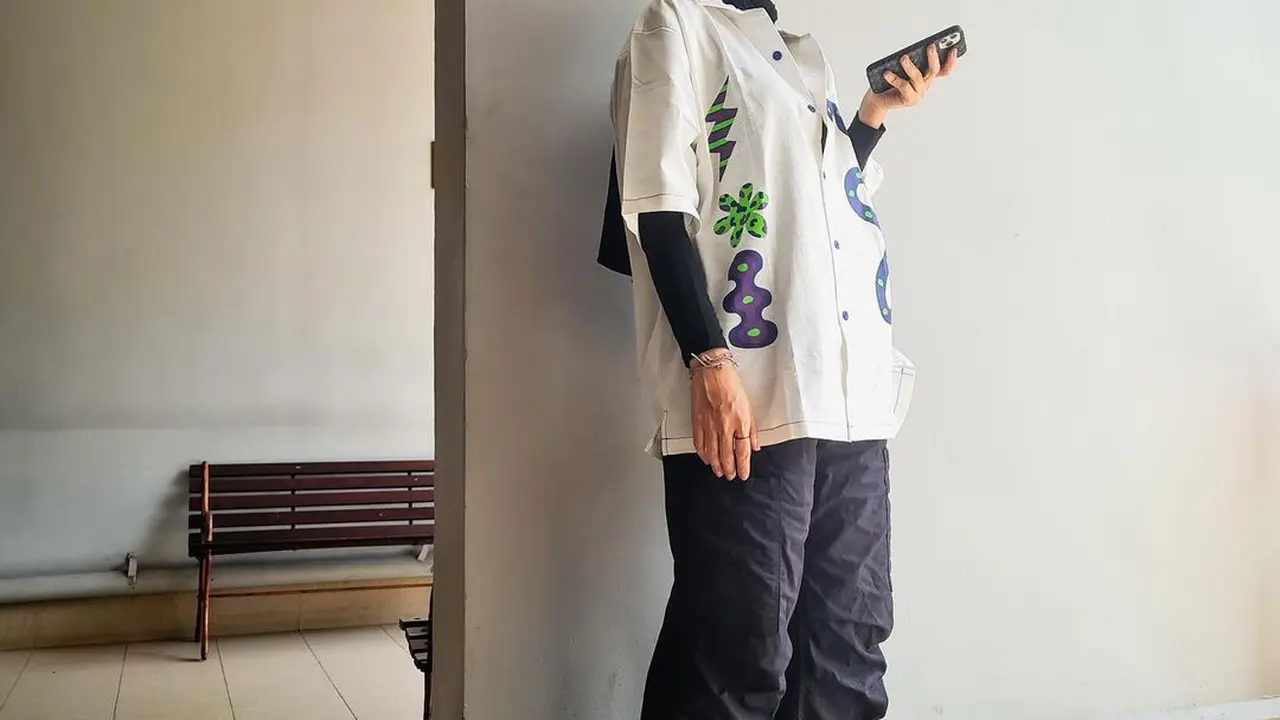 6 Gaya Berhijab Zee Zee Shahab yang Santai, Selalu Kelihatan Seperti ABG