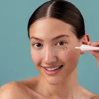 Tidak hanya melindungi dari risiko penuaan dini, sunscreen juga membantu mencegah flek hitam, kulit kusam, bahkan risiko kanker kulit. (foto/dok: freepik/pikisuperstar)