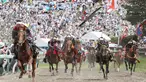Peserta mengenakan pakaian Samurai saat mengikuti Armor Horse Racing dalam festival Soma Nomaoi di Minamisoma (30/7). Acara tradisional ini telah berusia 1.000 tahun dan diselenggarakan setiap tahunnnya. (Jun Hirata/Kyodo News via AP)